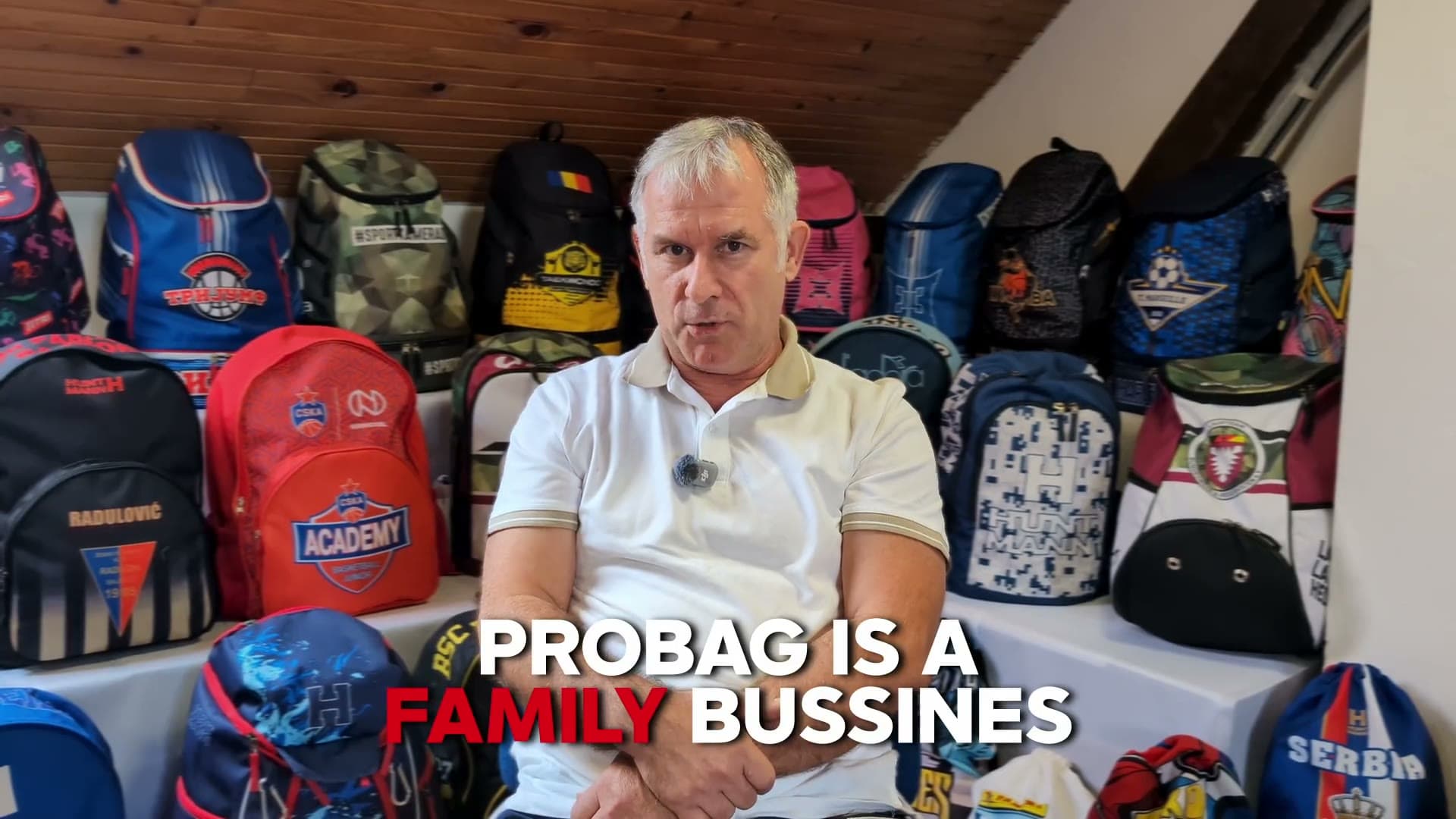 Турист с рюкзаком Pro-Bag смотрит на горные вершины