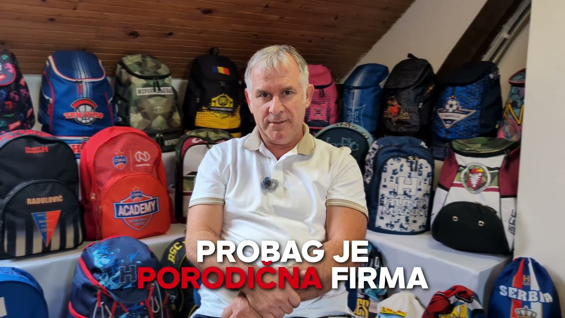 Planinar sa Pro-Bag rančem gleda ka planinskim vrhovima