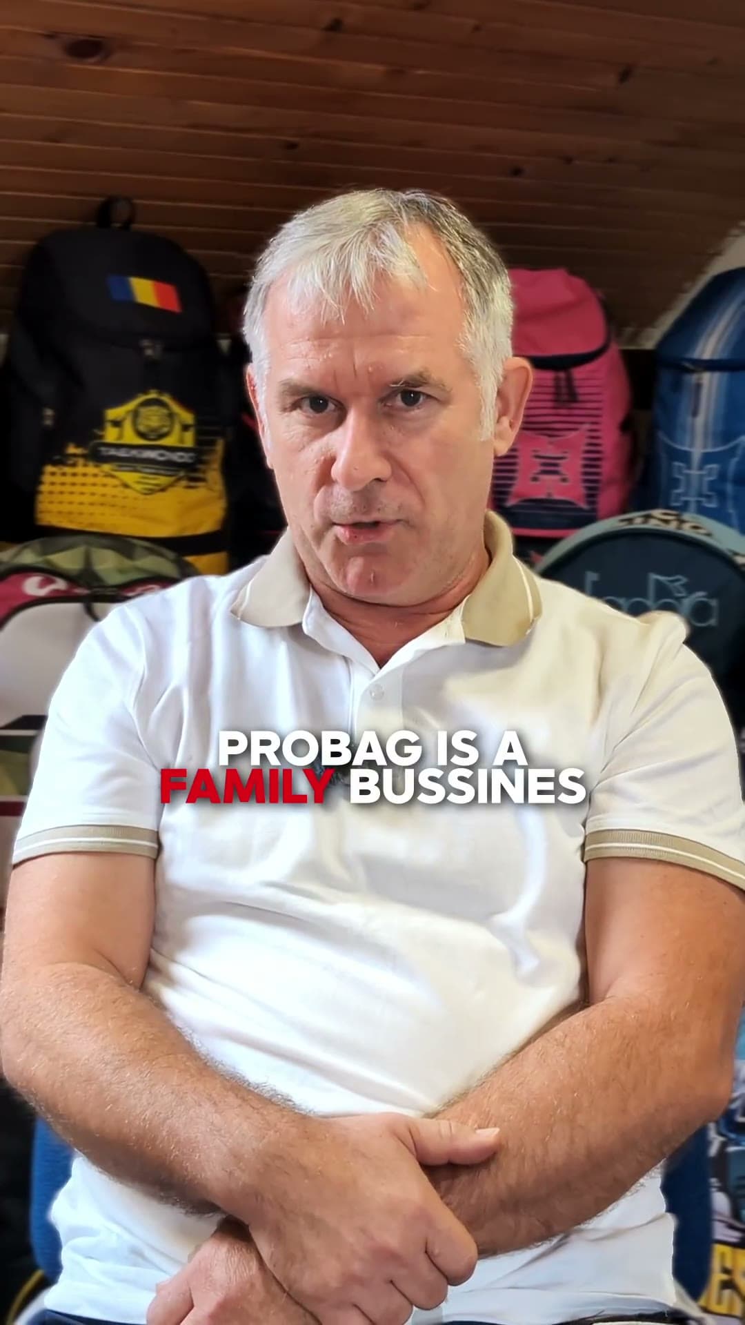 Турист с рюкзаком Pro-Bag смотрит на горные вершины