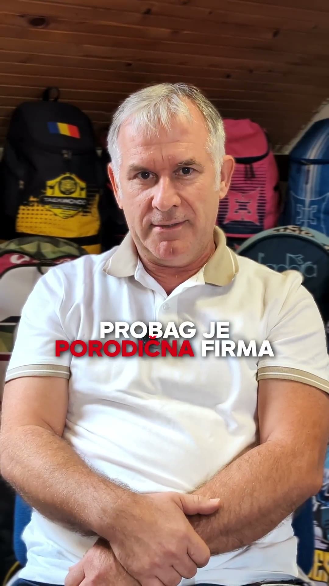 Planinar sa Pro-Bag rančem gleda ka planinskim vrhovima